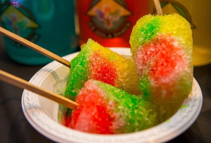 ice in summer dangerous for health | बर्फगोला ठरतोय आजारांना कारणीभूत ; सॅक्रिन मिश्रीत रंग आरोग्यासाठी घातक ice in summer dangerous for health | बर्फगोला ठरतोय आजारांना कारणीभूत ; सॅक्रिन मिश्रीत रंग आरोग्यासाठी घातक