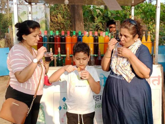 Ice gola soft drink seller business at peak Advice to include coconut watermelon Grapes in the diet | बर्फगोळा, शीतपेय विक्रेत्यांची चलती; शहाळी, कलिंगड, द्राक्षांचा आहारात समावेश करण्याचा सल्ला Ice gola soft drink seller business at peak Advice to include coconut watermelon Grapes in the diet | बर्फगोळा, शीतपेय विक्रेत्यांची चलती; शहाळी, कलिंगड, द्राक्षांचा आहारात समावेश करण्याचा सल्ला