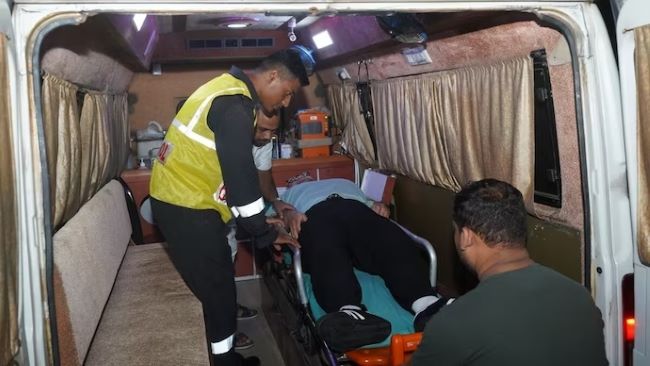 heart attack at sea indian coast guard rushes to chinese citizen incident 200 km from mumbai | भर समुद्रात हार्ट ॲटॅक, भारतीय तटरक्षक चिनी नागरिकासाठी धावले; मुंबईपासून २०० किलोमीटरवरील घटना heart attack at sea indian coast guard rushes to chinese citizen incident 200 km from mumbai | भर समुद्रात हार्ट ॲटॅक, भारतीय तटरक्षक चिनी नागरिकासाठी धावले; मुंबईपासून २०० किलोमीटरवरील घटना