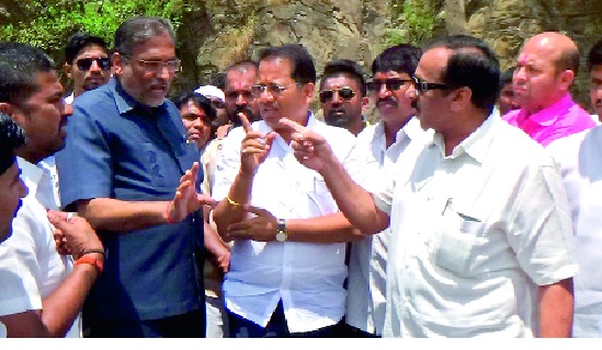 Ichalkaranji: Controversy in the Chief-Officer-Corporator: Ichalkaranjeet Tension Environment | इचलकरंजी : मुख्याधिकारी-नगरसेवकात वादावादी : इचलकरंजीत तणावाचे वातावरण