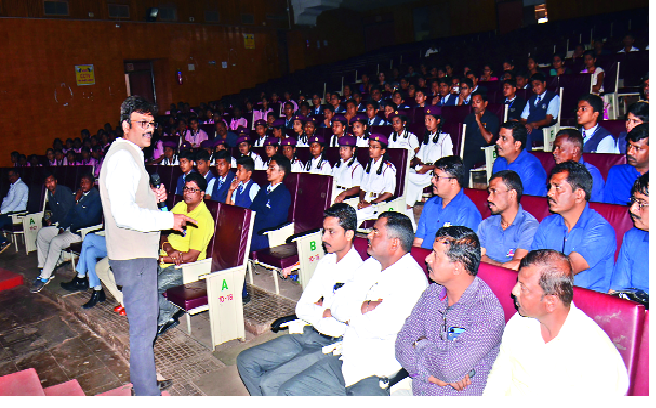 Subject matter of traffic rules in the course will be: Shripal Oswal | अभ्यासक्रमात वाहतूक नियमांचा विषय हवा : श्रीपाल ओसवाल Subject matter of traffic rules in the course will be: Shripal Oswal | अभ्यासक्रमात वाहतूक नियमांचा विषय हवा : श्रीपाल ओसवाल