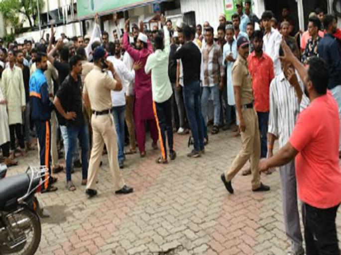 Controversy over religious dress in a college in Ichalkaranji Kolhapur, mild police lathi charge | Kolhapur: इचलकरंजीत एका महाविद्यालयात पेहरावावरुन वाद, पोलिसांचा सौम्य लाठीमार Controversy over religious dress in a college in Ichalkaranji Kolhapur, mild police lathi charge | Kolhapur: इचलकरंजीत एका महाविद्यालयात पेहरावावरुन वाद, पोलिसांचा सौम्य लाठीमार