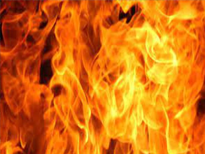 Massive fire at Ichalkaranji Chemical Factory | इचलकरंजीत केमिकल फॅक्टरीला भीषण आग, आग विझवण्यासाठी शर्तीचे प्रयत्न Massive fire at Ichalkaranji Chemical Factory | इचलकरंजीत केमिकल फॅक्टरीला भीषण आग, आग विझवण्यासाठी शर्तीचे प्रयत्न