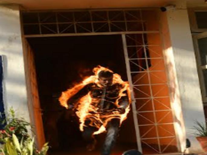 A man set his wife on fire in the police station because he was marrying someone else in Ichalkaranji kolhapur | Kolhapur Crime: पत्नीचा दुसरीकडे विवाह करत असल्याने पोलिस ठाण्यातच एकाने घेतले पेटवून A man set his wife on fire in the police station because he was marrying someone else in Ichalkaranji kolhapur | Kolhapur Crime: पत्नीचा दुसरीकडे विवाह करत असल्याने पोलिस ठाण्यातच एकाने घेतले पेटवून