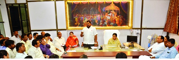 Take an urgent meeting with the Chief Minister - Guilty of Raju Shetty: The struggle over water is unfortunate; Meeting in Ichalkaranji Municipality | मुख्यमंत्र्यांसोबत तातडीची बैठक घेऊ -राजू शेट्टी यांची ग्वाही : पाण्यावरून संघर्ष दुर्दैवी; इचलकरंजी नगरपालिकेत बैठक Take an urgent meeting with the Chief Minister - Guilty of Raju Shetty: The struggle over water is unfortunate; Meeting in Ichalkaranji Municipality | मुख्यमंत्र्यांसोबत तातडीची बैठक घेऊ -राजू शेट्टी यांची ग्वाही : पाण्यावरून संघर्ष दुर्दैवी; इचलकरंजी नगरपालिकेत बैठक