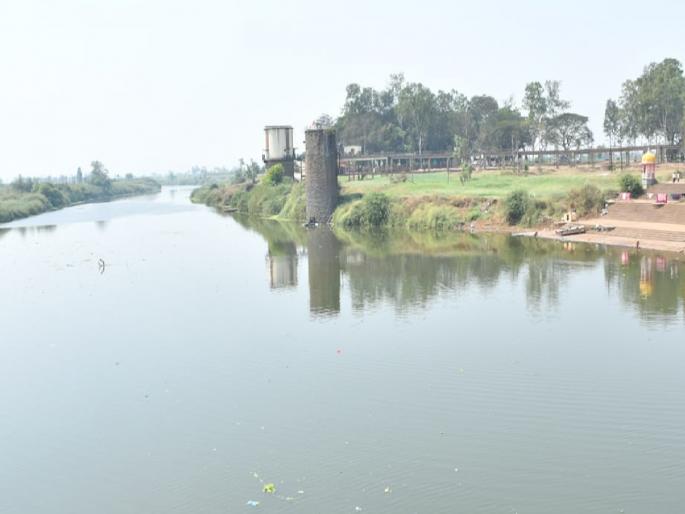 Panchganga river water is dark in color, Ichalkaranji water only after testing | Kolhapur: पंचगंगा नदीच्या पाण्यास काळपट रंग, इचलकरंजीत पाण्याची चाचणी करुनच उपसा 
