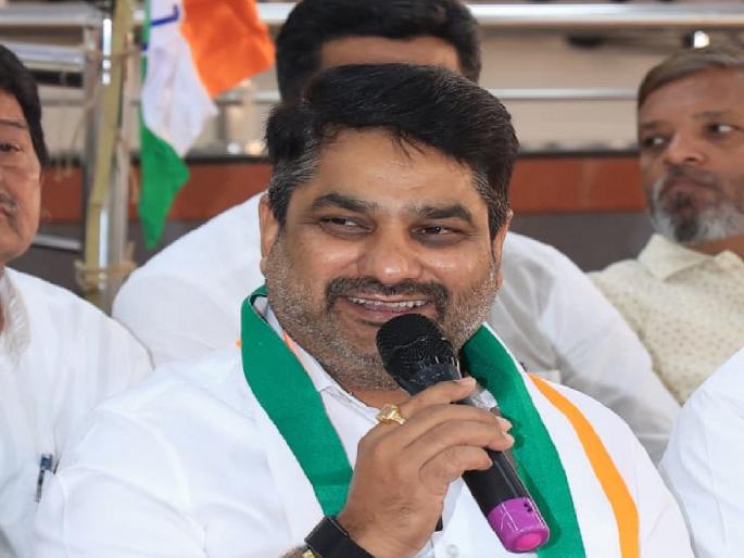 A dispute has arisen within the BJP in Ichalkaranji between the original BJP members and the new members says Satej Patil | भाजपचे जुने कार्यकर्ते सतरंज्या उचलतात, नवे खुर्चीवर बसतात; सतेज पाटील यांचा टोला A dispute has arisen within the BJP in Ichalkaranji between the original BJP members and the new members says Satej Patil | भाजपचे जुने कार्यकर्ते सतरंज्या उचलतात, नवे खुर्चीवर बसतात; सतेज पाटील यांचा टोला