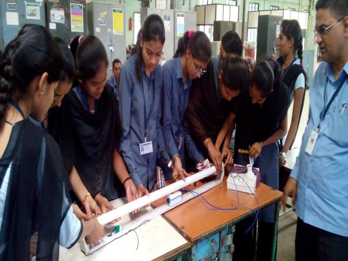 Students are turning to new vocational education that has job assurance | Kolhapur- शिक्षणाचा परीघ: नोकरीच्या खात्रीने व्यावसायिककडे विद्यार्थ्यांचा कल Students are turning to new vocational education that has job assurance | Kolhapur- शिक्षणाचा परीघ: नोकरीच्या खात्रीने व्यावसायिककडे विद्यार्थ्यांचा कल