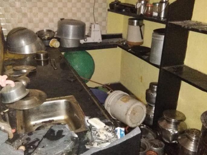 The mob attacked the houses of suspected accused | संशयित आरोपींच्या घरावर बुधवारी जमावाच हल्ला-पूर्ववैमनस्यातून संपूर्ण प्रापंचिक साहित्यासह वस्तूंची तोडफोड  The mob attacked the houses of suspected accused | संशयित आरोपींच्या घरावर बुधवारी जमावाच हल्ला-पूर्ववैमनस्यातून संपूर्ण प्रापंचिक साहित्यासह वस्तूंची तोडफोड