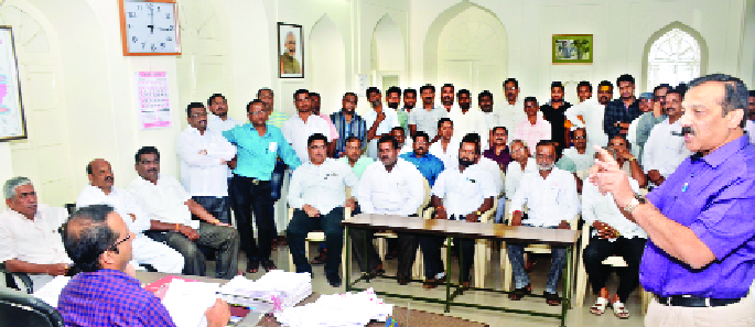 Cancellation of unjust taxes in Ichalkaranji - All-party delegation demand | इचलकरंजीतील अन्यायी करवाढ रद्द करा-- सर्वपक्षीय शिष्टमंडळाची मागणी Cancellation of unjust taxes in Ichalkaranji - All-party delegation demand | इचलकरंजीतील अन्यायी करवाढ रद्द करा-- सर्वपक्षीय शिष्टमंडळाची मागणी