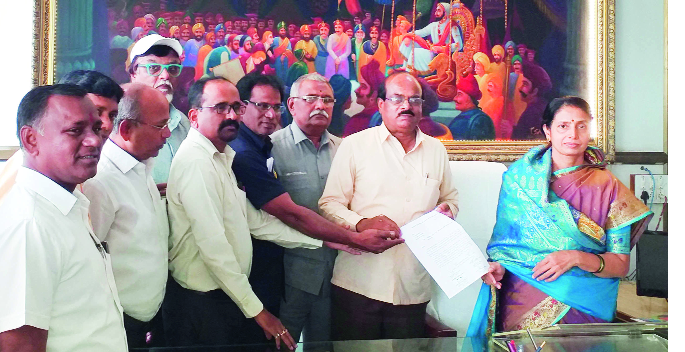 Employees' movements postponed after MLA assurances | आमदारांच्या आश्वासनानंतर कर्मचाऱ्यांचे आंदोलन स्थगित - : इचलकरंजी नगरपालिका Employees' movements postponed after MLA assurances | आमदारांच्या आश्वासनानंतर कर्मचाऱ्यांचे आंदोलन स्थगित - : इचलकरंजी नगरपालिका