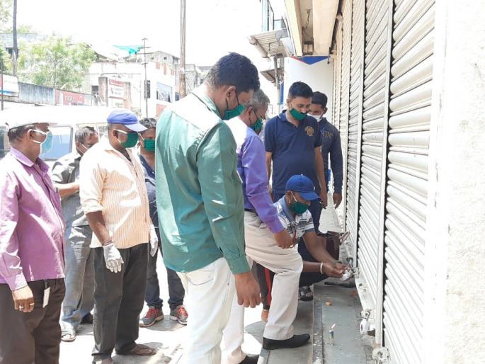 Action of Ichalkaranji Janata Bank Seal Corporation | corona in sangli-इचलकरंजी जनता बँक सील महापालिकेची कारवाई Action of Ichalkaranji Janata Bank Seal Corporation | corona in sangli-इचलकरंजी जनता बँक सील महापालिकेची कारवाई