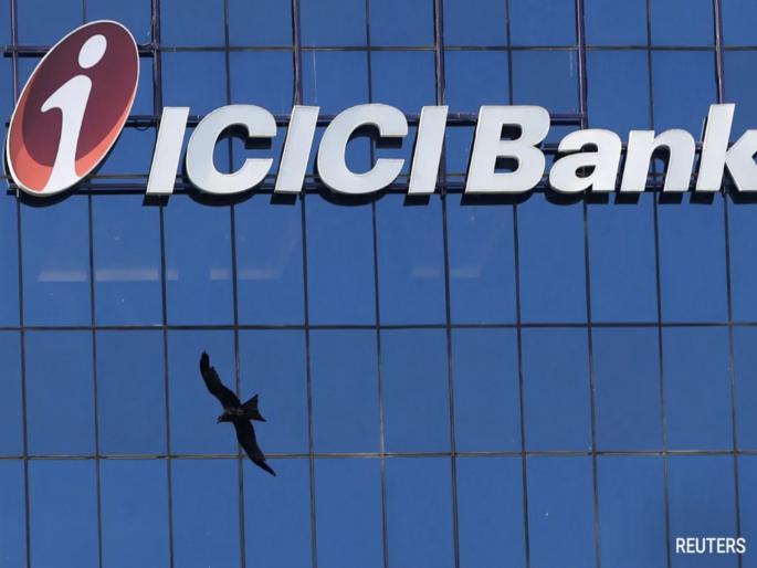 Penalty will be imposed if Rs 50000 is not maintained in the account icici Bank decision | बँक खात्यात ५० हजार न ठेवल्यास ठाेठावणार दंड; ICICI बँकेने लाखाे खातेदारांना दिला जाेरदार झटका
