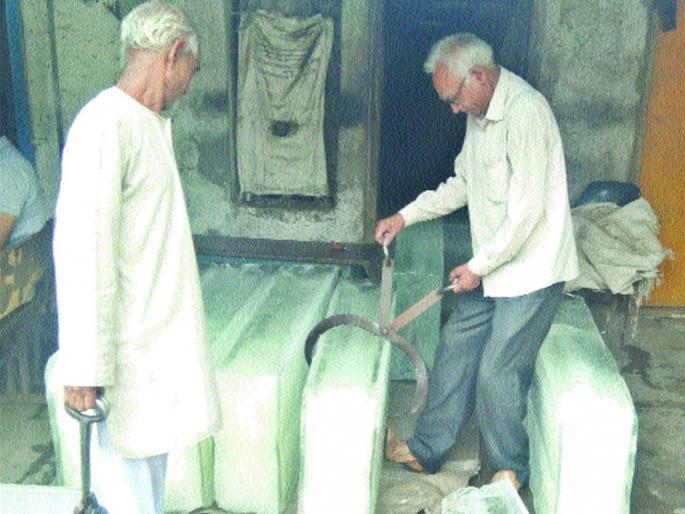 Decrease the snow business | बर्फ व्यवसायाला उतरती कळा Decrease the snow business | बर्फ व्यवसायाला उतरती कळा