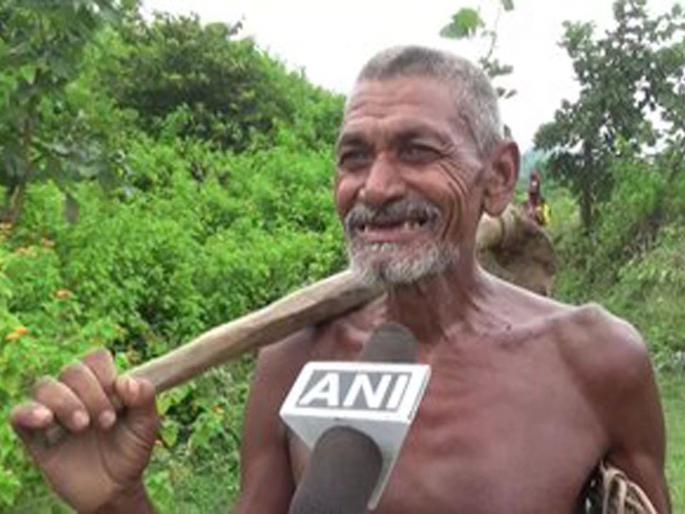 bihar man carved 3 km long canal 30 years rainwater coming down hills gaya laungi bhuiyan | जिद्दीला सॅल्यूट! 70 वर्षांच्या शेतकऱ्यानं डोंगर कापून बनवला 5 किमी लांबीचा कालवा bihar man carved 3 km long canal 30 years rainwater coming down hills gaya laungi bhuiyan | जिद्दीला सॅल्यूट! 70 वर्षांच्या शेतकऱ्यानं डोंगर कापून बनवला 5 किमी लांबीचा कालवा