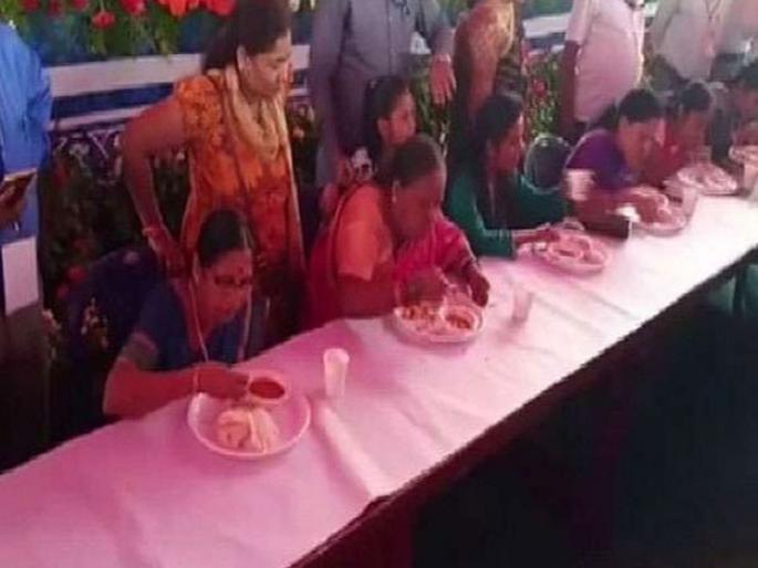 Video : Woman mysuru gulps down six idlis in one minute wins competition | ६० वर्षीय महिला जिंकली इडली खाण्याची स्पर्धा, व्हिडीओ व्हायरल... Video : Woman mysuru gulps down six idlis in one minute wins competition | ६० वर्षीय महिला जिंकली इडली खाण्याची स्पर्धा, व्हिडीओ व्हायरल...