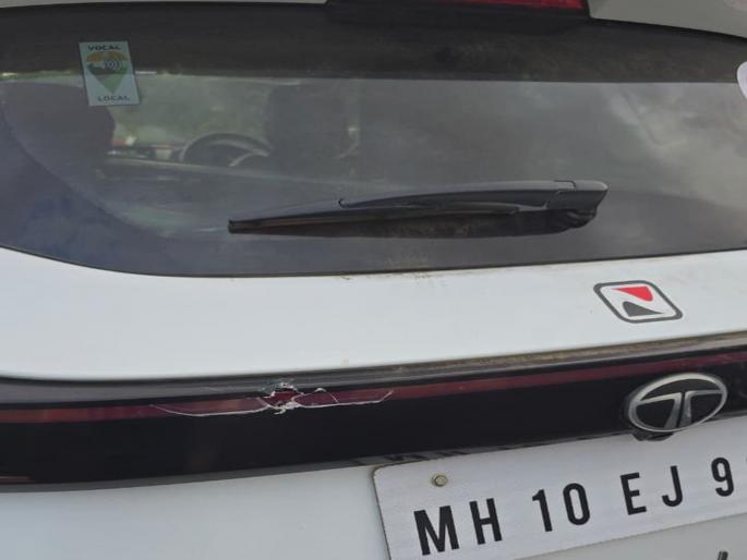 Stones pelted at Idris Nayakwadi's car, incident in Janraowadi creates stir | इद्रिस नायकवडी यांच्या गाडीवर दगडफेक, जानराववाडीतील घटनेने खळबळ Stones pelted at Idris Nayakwadi's car, incident in Janraowadi creates stir | इद्रिस नायकवडी यांच्या गाडीवर दगडफेक, जानराववाडीतील घटनेने खळबळ