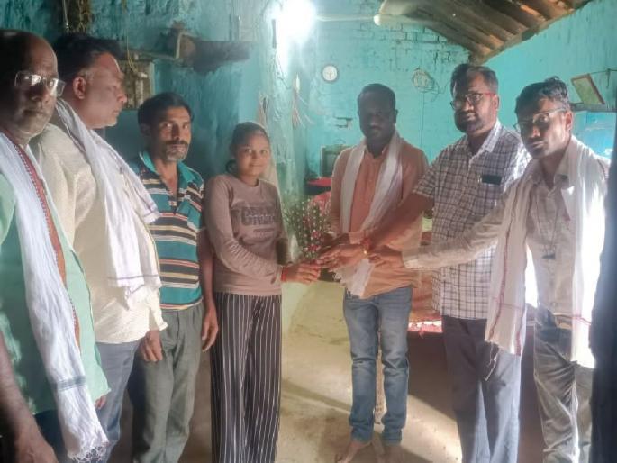 success of deaf and mute Ashwini, passed 10th exam by first grade | मूकबधिर अश्विनीचे 'बोलके' यश, प्रथम श्रेणीने दहावीचा डोंगर सर success of deaf and mute Ashwini, passed 10th exam by first grade | मूकबधिर अश्विनीचे 'बोलके' यश, प्रथम श्रेणीने दहावीचा डोंगर सर