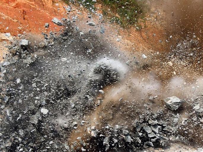 Possibility of use of IED in attack on minister, iron spear and two-wheeler battery found near the spot | मंत्र्यावरील हल्ल्यात आयईडीच्या वापराची शक्यता, घटनास्थळाजवळ लोखंडाची सळई व दुचाकी वाहनांची बॅटरी आढळली Possibility of use of IED in attack on minister, iron spear and two-wheeler battery found near the spot | मंत्र्यावरील हल्ल्यात आयईडीच्या वापराची शक्यता, घटनास्थळाजवळ लोखंडाची सळई व दुचाकी वाहनांची बॅटरी आढळली