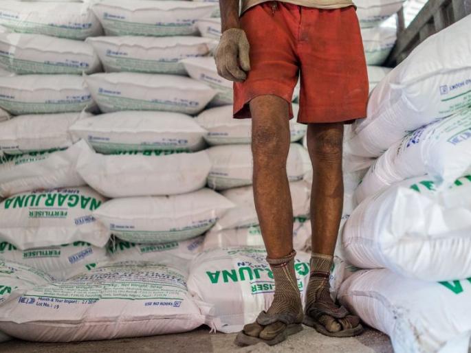 If you want urea, take another fertilizer! | युरिया पाहिजे असेल, तर दुसरेही खत घ्या; तुटवड्याच्या नावाखाली शेतकऱ्यांची लुबाडणूक If you want urea, take another fertilizer! | युरिया पाहिजे असेल, तर दुसरेही खत घ्या; तुटवड्याच्या नावाखाली शेतकऱ्यांची लुबाडणूक