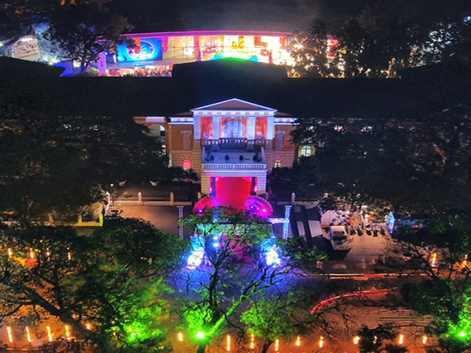 A huge crowd of the inaugural opening film; Many disappointments, stress on policemen | इफ्फीत उद्घाटनाच्या सिनेमाला प्रचंड गर्दी; अनेकांचा अपेक्षाभंग, पोलिसांवर ताण