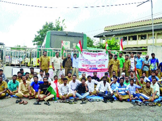 Vasai transport workers unprovoked strike | वसई परिवहनचे कामगार बेमुदत संपावर Vasai transport workers unprovoked strike | वसई परिवहनचे कामगार बेमुदत संपावर