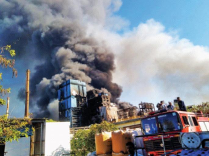 16 explosions, fire in Jindal Company in Igatpuri at Nashik, 2 dead, 17 injured | १६ स्फोटांमुळे हादरली इगतपुरी, जिंदाल कंपनीत अग्नितांडव; २ मृत्युमुखी, १७ जखमी 16 explosions, fire in Jindal Company in Igatpuri at Nashik, 2 dead, 17 injured | १६ स्फोटांमुळे हादरली इगतपुरी, जिंदाल कंपनीत अग्नितांडव; २ मृत्युमुखी, १७ जखमी