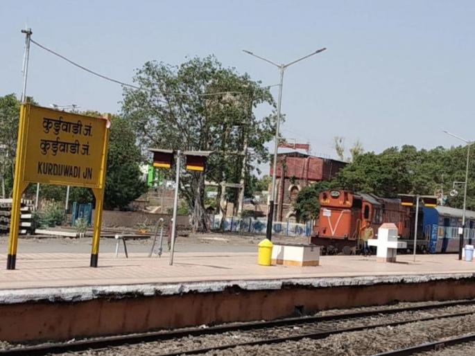 Woman injured as her leg got stuck under the wheel of a freight train | मालगाडी रेल्वेच्या चाकाखाली पाय अडकल्यानं महिला जखमी; कुर्डूवाडी स्टेशनवरचा प्रकार Woman injured as her leg got stuck under the wheel of a freight train | मालगाडी रेल्वेच्या चाकाखाली पाय अडकल्यानं महिला जखमी; कुर्डूवाडी स्टेशनवरचा प्रकार