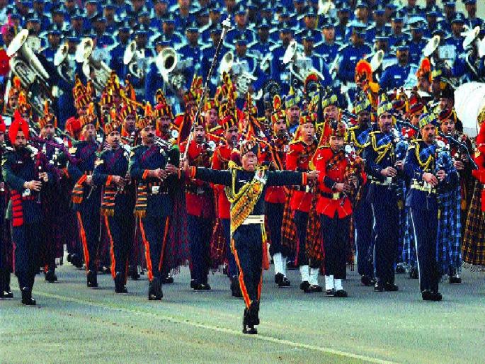 The celebration of celebrating Republic Day celebrations of Beating Retreat | बीटिंग रिट्रीटने झाला प्रजासत्ताक दिनाच्या समारंभाचा समारोप  The celebration of celebrating Republic Day celebrations of Beating Retreat | बीटिंग रिट्रीटने झाला प्रजासत्ताक दिनाच्या समारंभाचा समारोप
