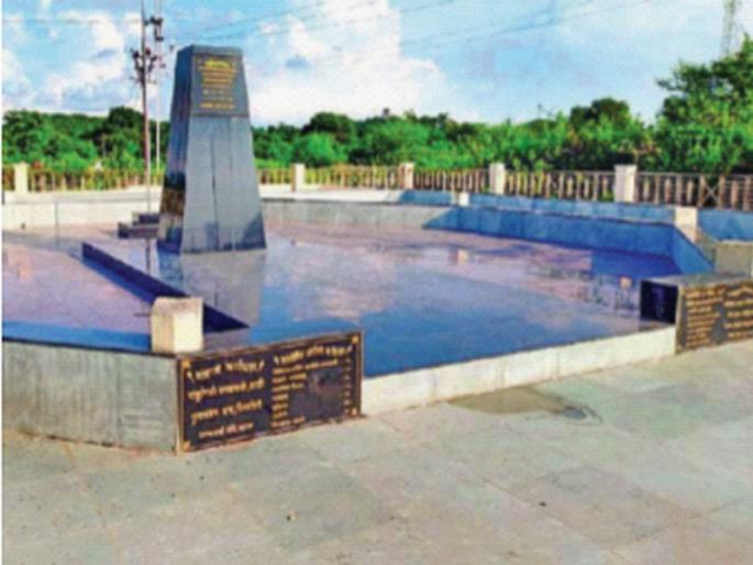 Pouring kerosene pimp and setting fire to Thane along with three policemen | रॉकेलचे पिंप ओतून तीन पोलिसांसह ठाणेच दिले पेटवून Pouring kerosene pimp and setting fire to Thane along with three policemen | रॉकेलचे पिंप ओतून तीन पोलिसांसह ठाणेच दिले पेटवून