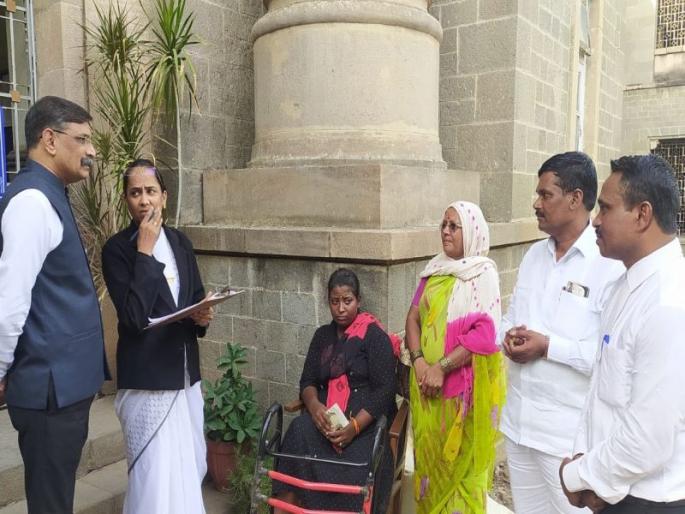 A woman judge gave justice to a disabled woman in a wheelchair in front of the court entrance | महिला न्यायाधीशांनी कोर्टाच्या प्रवेशद्वासमोर दिला दिव्यांग व्हीलचेअरवरील महिलेला न्याय A woman judge gave justice to a disabled woman in a wheelchair in front of the court entrance | महिला न्यायाधीशांनी कोर्टाच्या प्रवेशद्वासमोर दिला दिव्यांग व्हीलचेअरवरील महिलेला न्याय