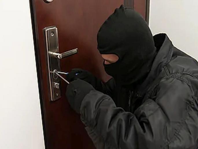 An incident of theft occurred in Jalgaon at the home of a family who had gone to their hometown in Dhule on the occasion of Eid | ईदसाठी मूळगावी गेलेल्या कुटूंबाच्या घरात चोरट्यांचा डल्ला An incident of theft occurred in Jalgaon at the home of a family who had gone to their hometown in Dhule on the occasion of Eid | ईदसाठी मूळगावी गेलेल्या कुटूंबाच्या घरात चोरट्यांचा डल्ला