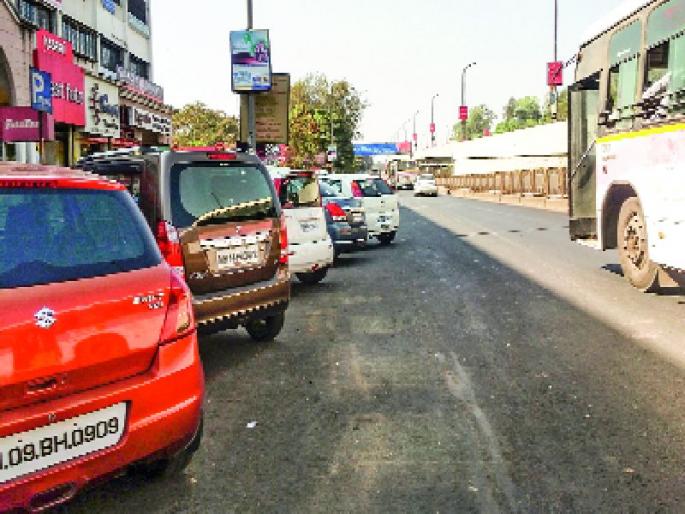  The encroachment of the trade on the footpath, the neglect of the administration | निगडीत फुटपाथवर व्यापा-यांचे अतिक्रमण, प्रशासनाचे दुर्लक्ष