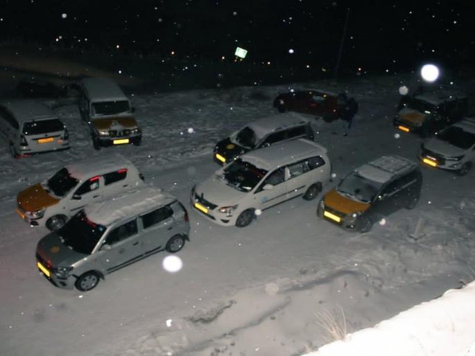 Thousand tourist stranded near Chinese border heavy snowfall in Nathu La area, East Sikkim; Indian army launched a rescue operation | Indian Army: चीनच्या सीमेजवळ हजारावर पर्यटक अडकले; आर्मीने रेस्क्यू ऑपरेशन सुरु केले Thousand tourist stranded near Chinese border heavy snowfall in Nathu La area, East Sikkim; Indian army launched a rescue operation | Indian Army: चीनच्या सीमेजवळ हजारावर पर्यटक अडकले; आर्मीने रेस्क्यू ऑपरेशन सुरु केले