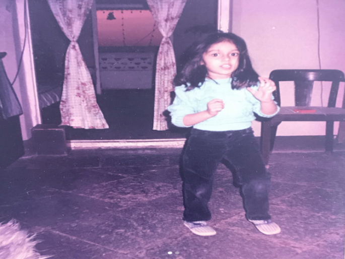 This Bollywood actress was beautiful from her childhood, guess who is she? | बॉलिवूडची 'ही' अभिनेत्री लहानपणीही दिसायची तितकीच क्यूट..ओळखा पाहू कोण आहे ही अभिनेत्री This Bollywood actress was beautiful from her childhood, guess who is she? | बॉलिवूडची 'ही' अभिनेत्री लहानपणीही दिसायची तितकीच क्यूट..ओळखा पाहू कोण आहे ही अभिनेत्री