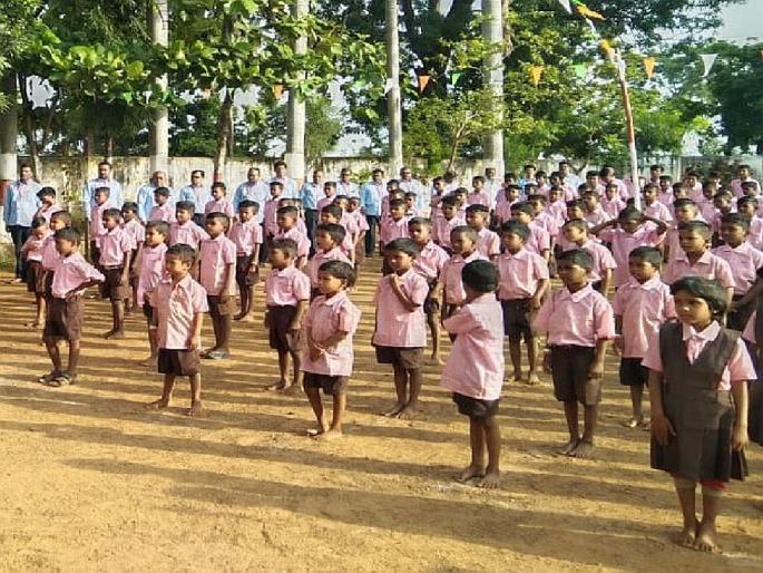 Teaching students through Semi English; Uniform, identity card mandatory for staff including teachers | आश्रमशाळांतील मुले बोलतील खाडाखाड इंग्रजी... टॅबवर खेळतील बोटे Teaching students through Semi English; Uniform, identity card mandatory for staff including teachers | आश्रमशाळांतील मुले बोलतील खाडाखाड इंग्रजी... टॅबवर खेळतील बोटे