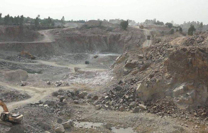 Case in Banwadi village: Illegal excavators fined Rs 3.77 crore | बनवाडी गावातील प्रकरण : अवैध उत्खनन करणाऱ्यांवर ठोठावला ३.७७ कोटीचा दंड Case in Banwadi village: Illegal excavators fined Rs 3.77 crore | बनवाडी गावातील प्रकरण : अवैध उत्खनन करणाऱ्यांवर ठोठावला ३.७७ कोटीचा दंड