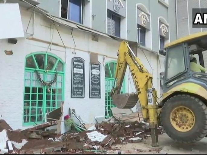 14 people died after the death of municipality Hammer on illegal construction in Kamala Mill area | VIDEO - 14 जणांच्या मृत्यूनंतर महापालिकेला आली जाग! कमला मिल परिसरातील बेकायदा बांधकामावर चालवला हातोडा 14 people died after the death of municipality Hammer on illegal construction in Kamala Mill area | VIDEO - 14 जणांच्या मृत्यूनंतर महापालिकेला आली जाग! कमला मिल परिसरातील बेकायदा बांधकामावर चालवला हातोडा