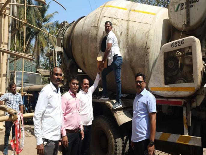 Transporting illegal liquor in a cement mixer was arrested in an operation conducted by the State Excise Department | सिमेंट मिक्सरमधून अवैध्य मद्याची वाहतूक; ६६ लाख २९ हजारांचे ५९५ खोके जप्त Transporting illegal liquor in a cement mixer was arrested in an operation conducted by the State Excise Department | सिमेंट मिक्सरमधून अवैध्य मद्याची वाहतूक; ६६ लाख २९ हजारांचे ५९५ खोके जप्त