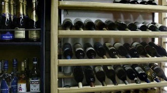 Illegal liquor den in hotel exposed | हॉटेलमधील अवैध दारु अड्ड्याचा पर्दाफाश Illegal liquor den in hotel exposed | हॉटेलमधील अवैध दारु अड्ड्याचा पर्दाफाश