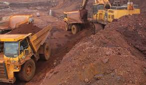 Illegal mining and traffic; Three JCB, three trucks seized! | अवैध उत्खनन व वाहतूक; तीन जेसीबी, तीन ट्रक जप्त! Illegal mining and traffic; Three JCB, three trucks seized! | अवैध उत्खनन व वाहतूक; तीन जेसीबी, तीन ट्रक जप्त!