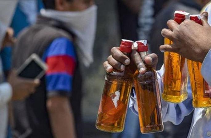 The illegal sale of liquor started from a grocery store | चक्क किराणा दुकानातुन सुरु होती देशी दारुची अवैध विक्री
