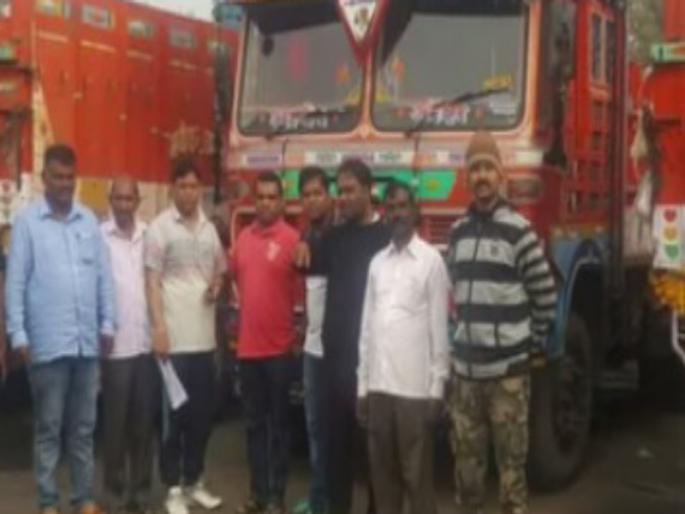 Revenue department action on five trucks carrying illegal sand transport in Shikrapur | शिक्रापुरात बेकायदा वाळूची वाहतूक करणाऱ्या पाच ट्रकवर महसूल विभागाची कारवाई Revenue department action on five trucks carrying illegal sand transport in Shikrapur | शिक्रापुरात बेकायदा वाळूची वाहतूक करणाऱ्या पाच ट्रकवर महसूल विभागाची कारवाई