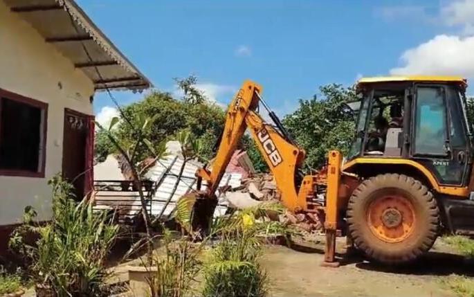 goa govt demolished construction of land mafia | भू-माफियाचे बांधकाम पाडले; जमीन बळकाव प्रकरणात पहिली धडक कारवाई goa govt demolished construction of land mafia | भू-माफियाचे बांधकाम पाडले; जमीन बळकाव प्रकरणात पहिली धडक कारवाई
