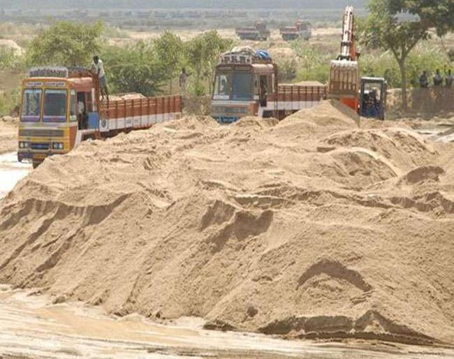 Illegal traffic of sand in Akola on 'Royalty' of Madhya Pradesh | मध्य प्रदेशच्या ‘रॉयल्टी’वर अकोल्यात वाळूची अवैध वाहतूक; २.३१ लाखांचा दंड Illegal traffic of sand in Akola on 'Royalty' of Madhya Pradesh | मध्य प्रदेशच्या ‘रॉयल्टी’वर अकोल्यात वाळूची अवैध वाहतूक; २.३१ लाखांचा दंड