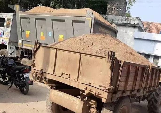 Illegal transport of sand; Two trucks seized | वाळूची अवैध वाहतूक; दोन ट्रक जप्त Illegal transport of sand; Two trucks seized | वाळूची अवैध वाहतूक; दोन ट्रक जप्त