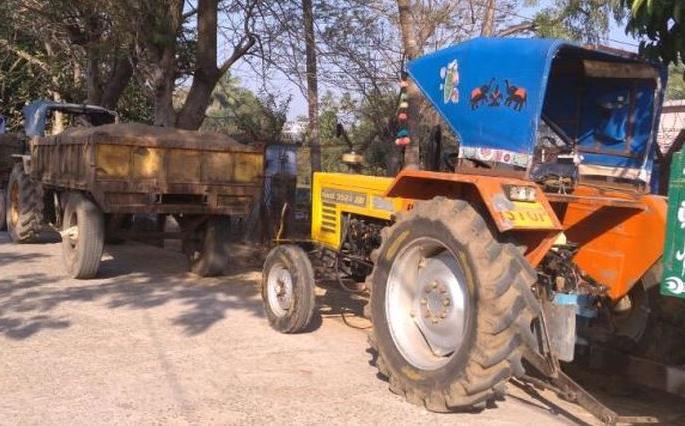 Illegal transportation of sand; Three tractors seized | वाळूची अवैध वाहतूक ; तीन ट्रॅक्टर जप्त