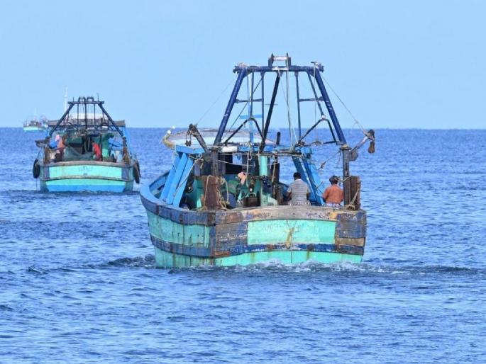 Action taken against six trawlers in Kelve sea; Fishing illegally using purse seine method | सहा ट्रॉलर्सवर केळवे समुद्रात कारवाई; बेकायदेशीररीत्या पर्ससीन पद्धतीने मासेमारी Action taken against six trawlers in Kelve sea; Fishing illegally using purse seine method | सहा ट्रॉलर्सवर केळवे समुद्रात कारवाई; बेकायदेशीररीत्या पर्ससीन पद्धतीने मासेमारी