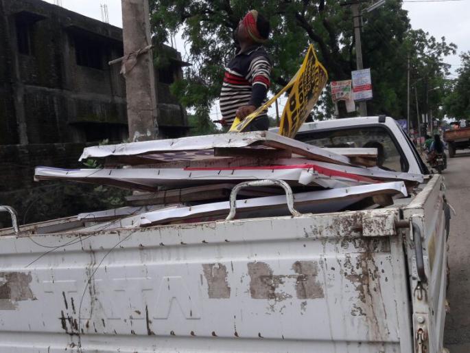 Washim Municipal Council removed 463 billboards, posters | वाशिम नगरपरिषदेने ४६३ होर्डिंग, पोस्टर्स काढले