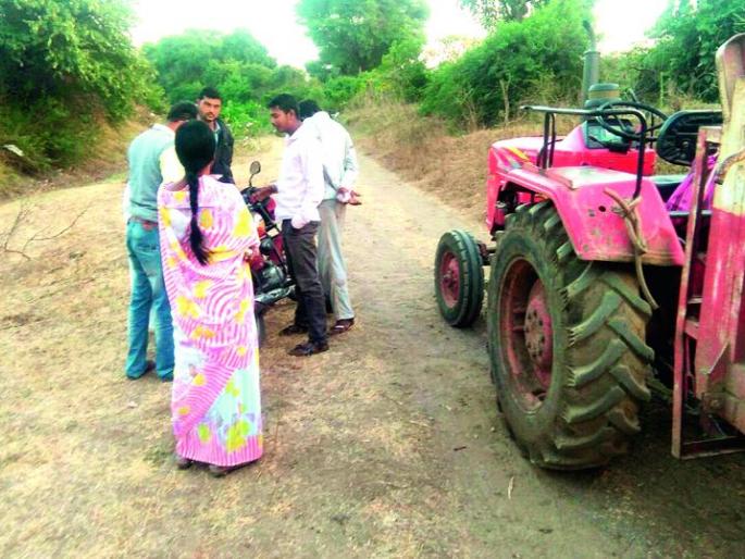 Seized two tractors carrying mischief transporters in Mehkar taluka! | मेहकर तालुक्यात रेतीची विनापरवाना वाहतूक करणारे दोन ट्रॅक्टर जप्त! Seized two tractors carrying mischief transporters in Mehkar taluka! | मेहकर तालुक्यात रेतीची विनापरवाना वाहतूक करणारे दोन ट्रॅक्टर जप्त!
